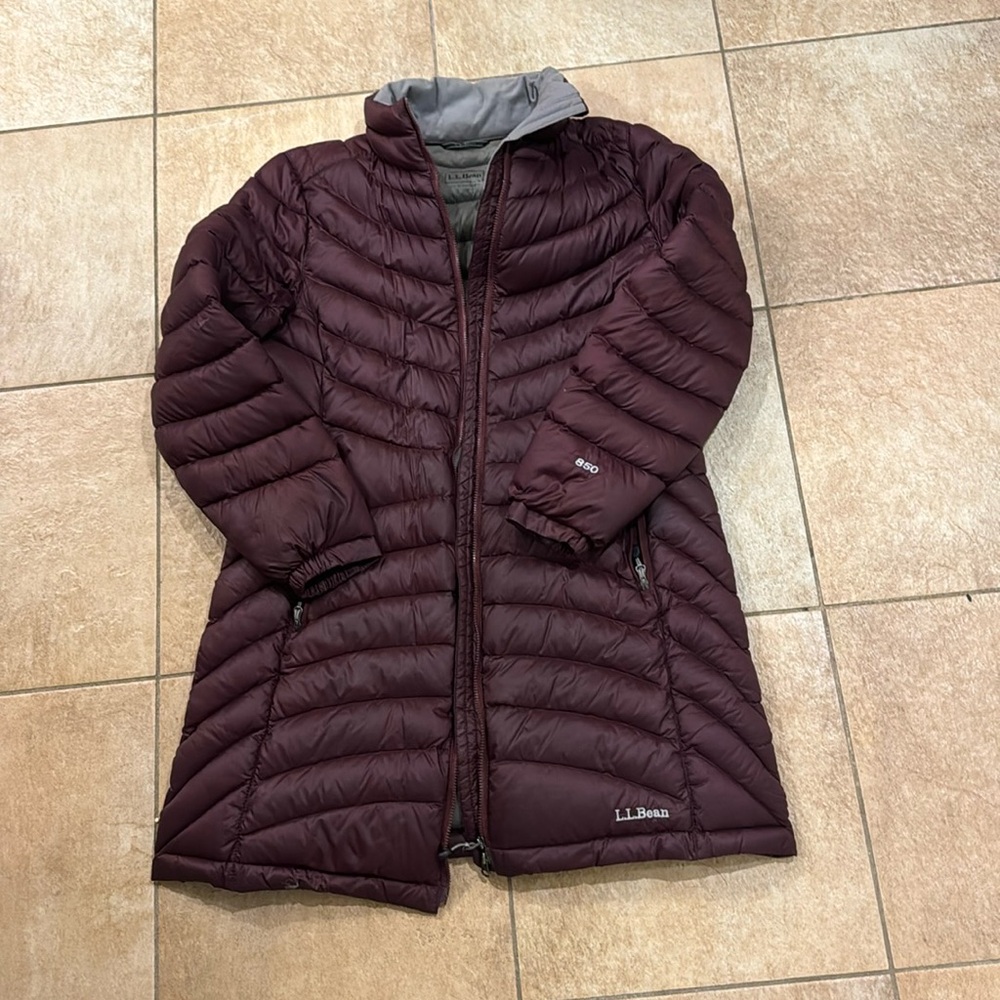 LL BEAN 850 burg/gray down jacket, no hood. Front and inside pockets. S Petit.